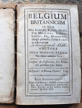 BELGIUM BRITANNICUM In Quo Illius Limites, Fluvii, Urbes, Viae Militares, Populus, Lingua, Dii, Monumenta, aliaque permulta clarius & uberius exponuntur. Praefixa est Dissertatio, De Britannia quondam pene Insula.